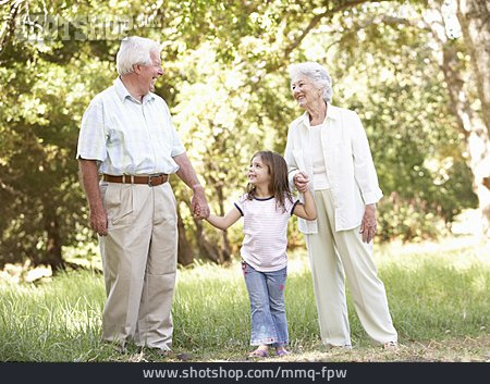 
                Spazieren, Großeltern, Enkelin                   