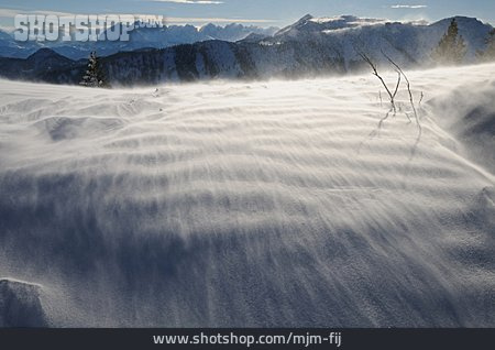 
                Gebirge, Winterlandschaft, Schneeverwehung, Schneedecke                   