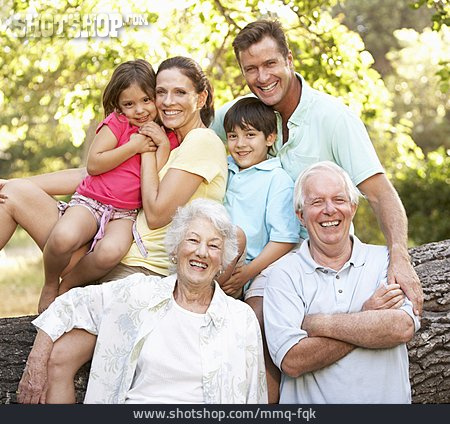 
                Familie, Generationen, Großeltern, Familienausflug                   