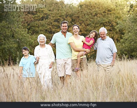 
                Familie, Generationen, Großeltern, Familienausflug                   