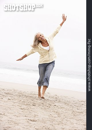 
                Frau, Seniorin, Freiheit & Selbständigkeit, Strandspaziergang                   
