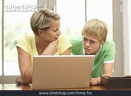
                Mutter, Laptop, Sohn, Fragend, Unverständlich                   