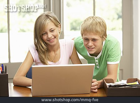 
                Teenager, Laptop, Geschwister                   