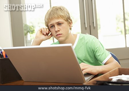 
                Junge, Teenager, Laptop                   