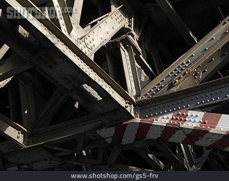 
                Stahlkonstruktion, Stahlträger, Eisenbahnbrücke                   