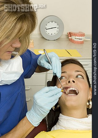 
                Zahnbehandlung, Prophylaxe, Zahnmedizin, Zahnärztin, Zahnreinigung                   