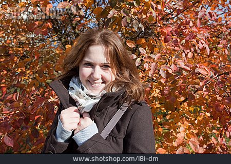 
                Junge Frau, Porträt, Herbstspaziergang                   