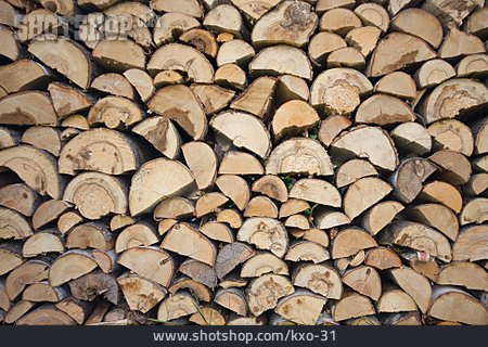 
                Holzstapel, Brennholz, Feuerholz                   