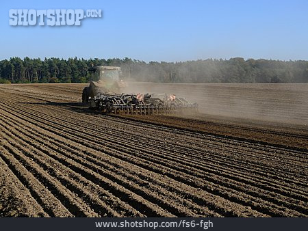 
                Acker, Landwirtschaft, Traktor                   