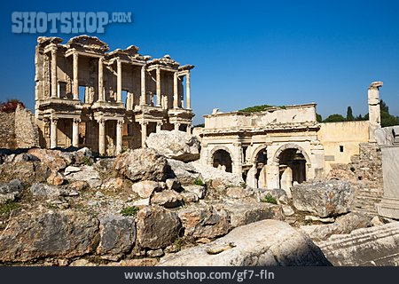 
                Ruine, Ephesos, Celsus-bibliothek                   
