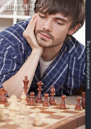 
                Junger Mann, Spielen & Hobby, Nachdenklich, Schach                   