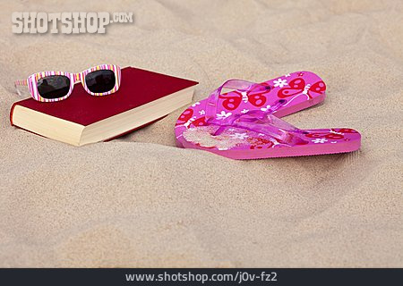 
                Sonnenbrille, Buch, Sandale                   