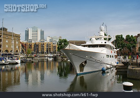 
                Yacht, St. Katharine Docks                   