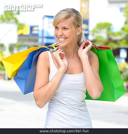 
                Junge Frau, Einkaufsbummel, Kaufrausch                   