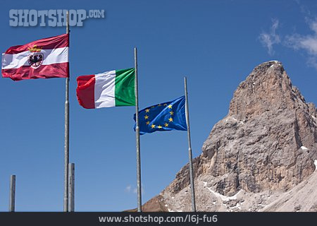 
                Fahnenmast, Nationalflagge, Passhöhe, Sellajoch                   