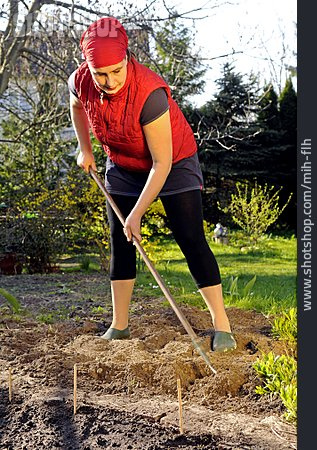 
                Gartenarbeit, Bodenbearbeitung, Gärtnerin                   