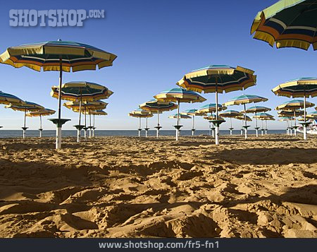 
                Sonnenschirm, Sandstrand, Strandurlaub                   