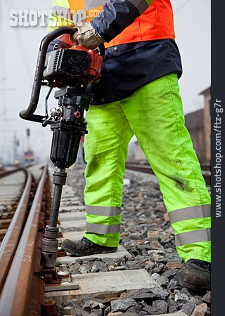 
                Bahnarbeiter, Schienenschrauben, Gleisbauarbeiten                   