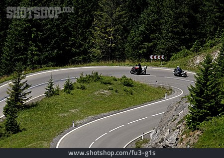 
                Motorradfahrer, Serpentine, Motorradtour, Passstraße                   