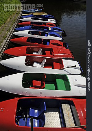 
                In Einer Reihe, Tretboot                   