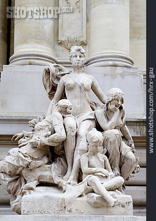 
                Statue, Grand Palais                   