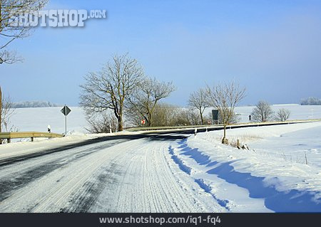 
                Verschneit, Verkehrssicherheit, Unfallgefahr, Landstraße                   