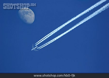 
                Flugzeug, Mond, Kondensstreifen                   