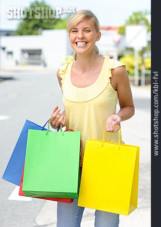 
                Junge Frau, Frau, Einkauf & Shopping, Einkaufstüte, Kaufrausch                   