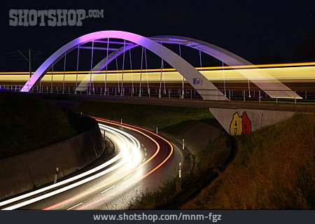 
                Brücke, Straße, Lichtspuren                   