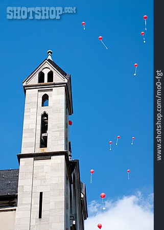 
                Fliegen, Luftballon, Kirchturm                   