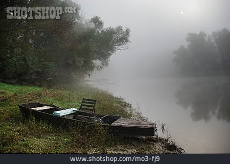 
                Boot, Nebel, Flussufer                   