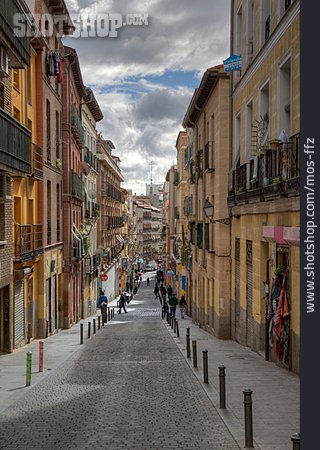 
                Madrid, Straßenschlucht, Lavapies                   
