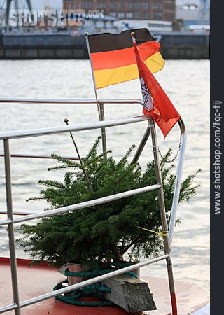 
                Schiffsbug, Weihnachtsbaum, Deutschlandflagge                   