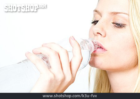 
                Junge Frau, Wellness & Relax, Trinken, Wasserflasche                   