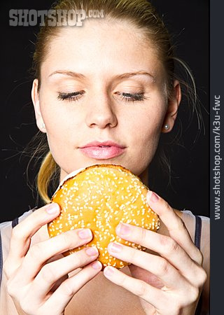 
                Junge Frau, Ungesunde Ernährung, Hamburger                   