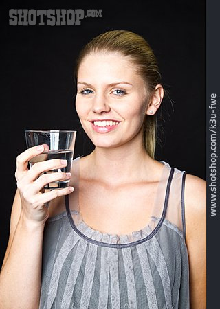
                Junge Frau, Durst, Wasserglas                   