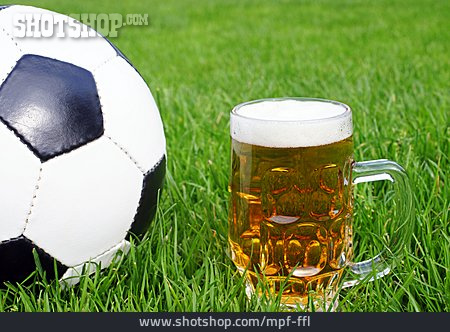 
                Bier, Fußball, Fußballfeld                   
