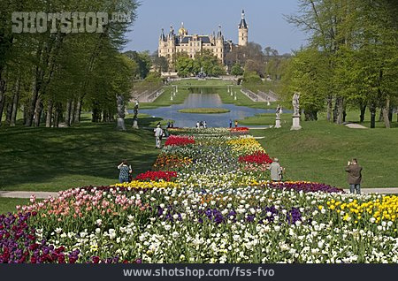 
                Blumenbeet, Schweriner Schloss, Bundesgartenschau                   