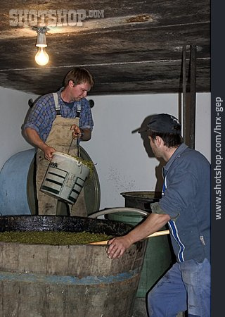
                Weinherstellung, Winzer, Keltern                   