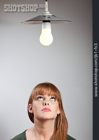 
                Junge Frau, Lampe, Stromkosten                   