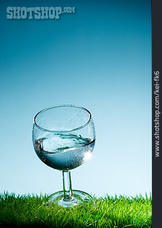 
                Wasserglas, Umfallen                   