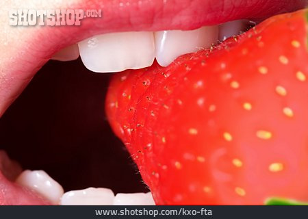 
                Erdbeere, Mund, Abbeißen                   