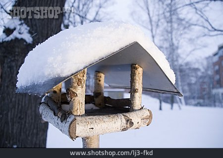 
                Verschneit, Vogelhaus, Vogelfütterung                   