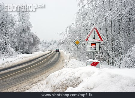 
                Winter, Verschneit, Glättegefahr, Landstraße                   