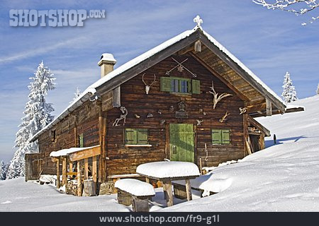 
                Verschneit, Berghütte                   