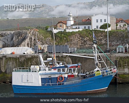 
                Felsküste, Fischerboot, Asturien                   
