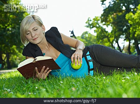 
                Junge Frau, Lesen                   
