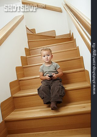 
                Junge, Telefon, Treppe                   