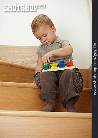 
                Junge, Treppe, Steckspiel                   
