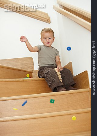 
                Junge, Treppe, Spielstein, Werfen                   